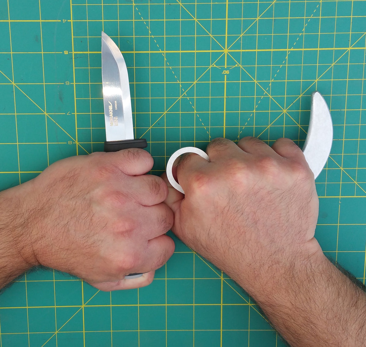 curved karambit knife fighting